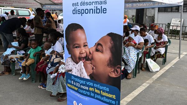 Women queue to have their children vaccinated against malaria during the launch of the vaccination campaign for children from zero to 23 months at La Marie d'Abobo, a popular commune in Abidjan on July 15, 2024. - Sputnik Africa