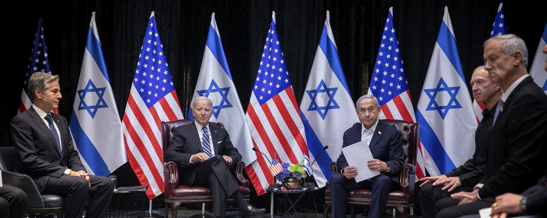 U.S. President Joe Biden, center left, pauses during a meeting with Israeli Prime Minister Benjamin Netanyahu, center right,  in Tel Aviv, Israel, Wednesday, Oct. 18, 2023 - Sputnik Africa, 1920, 17.07.2024