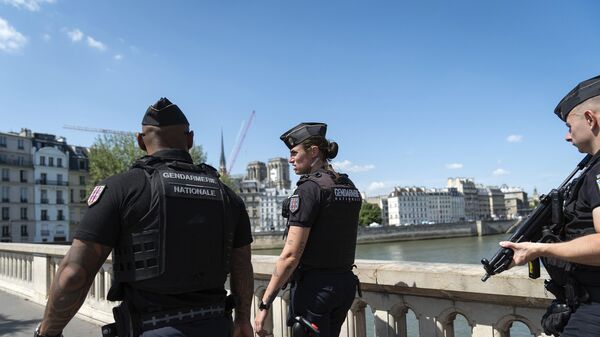 Une patrouille de police sur un pont enjambant la Seine (archive photo) - Sputnik Afrique