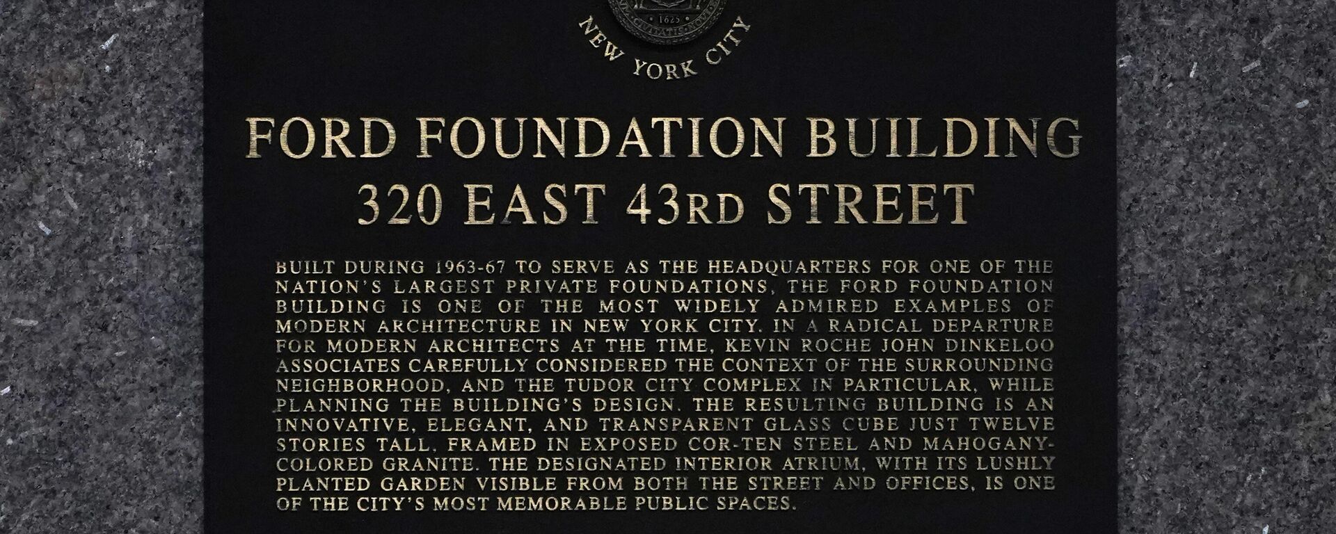 A plaque is displayed on the Ford Foundation Building in New York, - Sputnik Africa, 1920, 19.07.2024