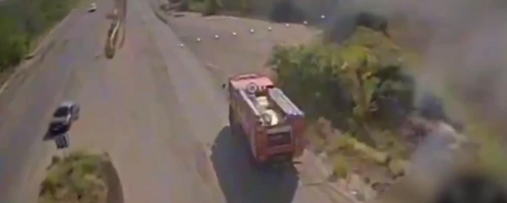 Kamikaze drone deliberately attacks a Russian fire truck. - Sputnik Africa, 1920, 20.07.2024