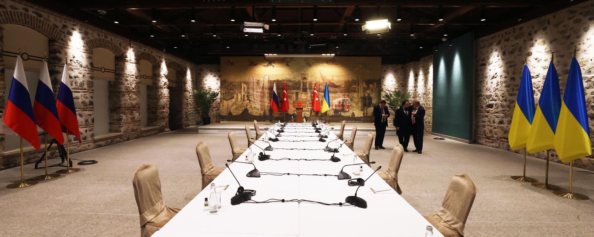 The table at which the Russian-Ukrainian negotiations took place at the Dolmabahce Palace, in Istanbul, Turkiye, in 2022. - Sputnik Africa, 1920, 24.07.2024