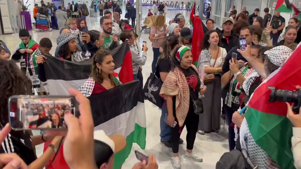 Les athlètes palestiniens accueillis en héros à l’aéroport Charles de Gaulle de Paris - Sputnik Afrique