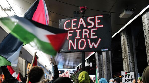Pro-Palestine protester gather at Jamaica train station in New York City on January 27, 2024. Intense fighting raged in the Gaza city of Khan Yunis, the main theatre of conflict where the Israeli army is targeting Hamas - Sputnik Africa