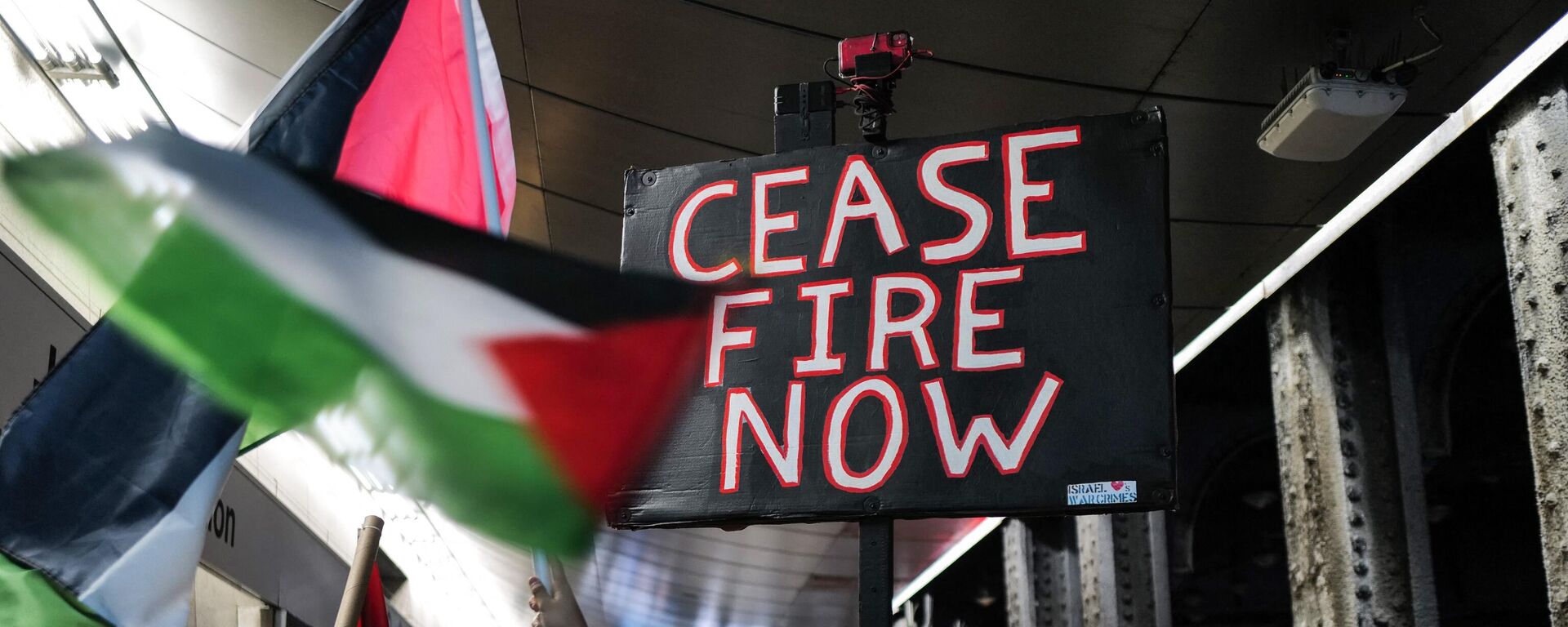 Pro-Palestine protester gather at Jamaica train station in New York City on January 27, 2024. Intense fighting raged in the Gaza city of Khan Yunis, the main theatre of conflict where the Israeli army is targeting Hamas - Sputnik Africa, 1920, 26.07.2024