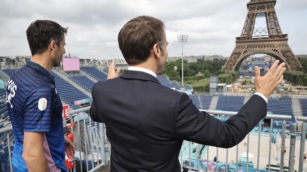 French President Emmanuel Macron (R) and President of the Paris 2024 Olympics and Paralympics Organizing Committee Tony Estanguet (L) visit of the Stade Tour Eiffel in Champ-de-Mars in Paris, France, 24 July 2024, ahead of the Paris 2024 Olympic and Paralympic games.  - Sputnik Africa