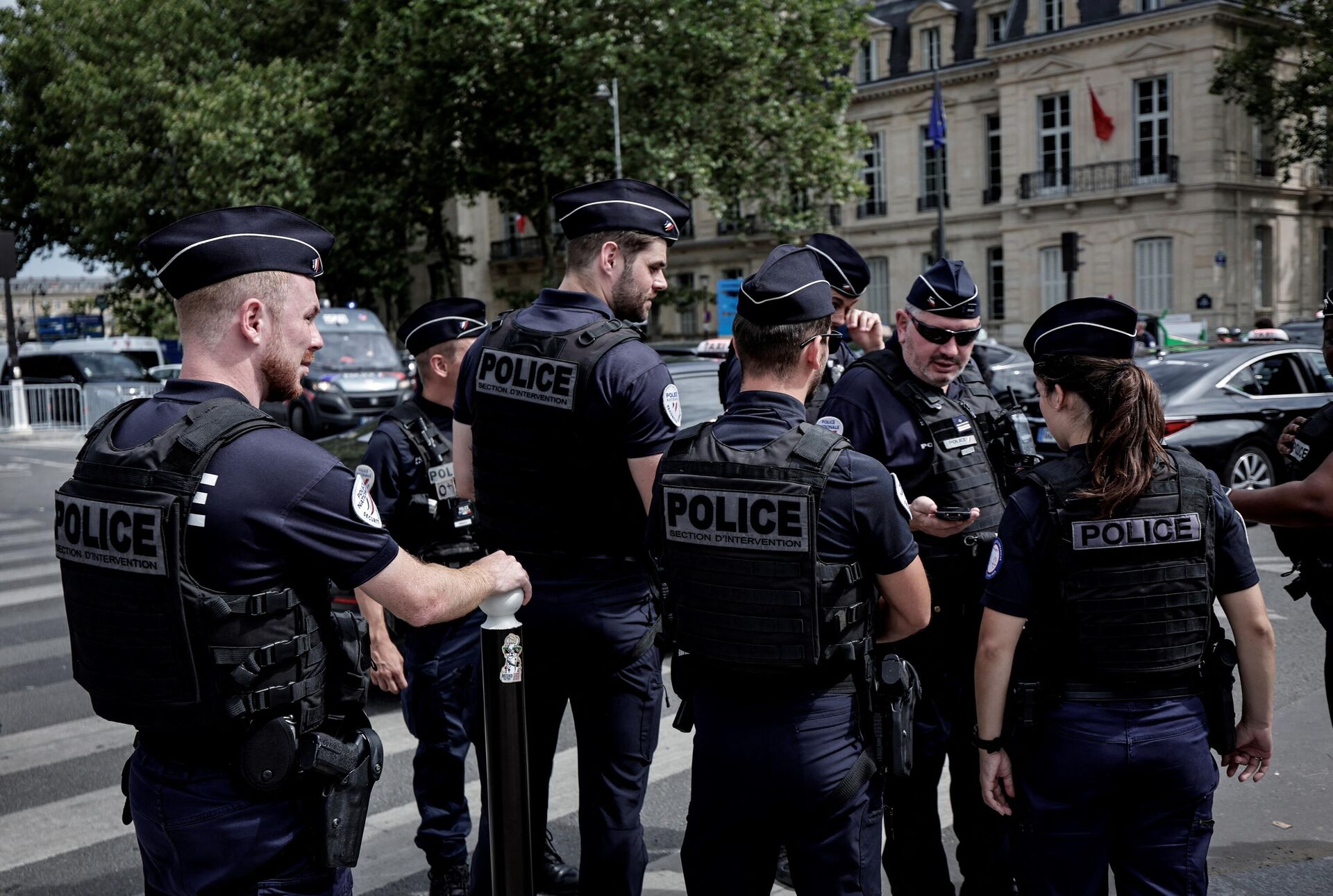 French national police officers stand guard on the Invalides bridge on the eve of the Paris 2024 Olympic Games opening ceremony in Paris on July 25, 2024. - Sputnik Africa, 1920, 26.07.2024