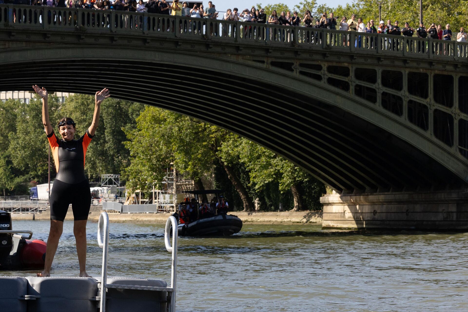 Paris Mayor Anne Hidalgo waves before swimming in the Seine, in Paris on July 17, 2024, to demonstrate that the river is clean enough to host the outdoor swimming events at the Paris Olympics later this month. Despite an investment of 1.4 billion euros ($1.5 billion) to prevent sewage leaks into the waterway, the Seine has been causing suspense in the run-up to the opening of the Paris Games on July 26 after repeatedly failing water quality tests. - Sputnik Africa, 1920, 26.07.2024