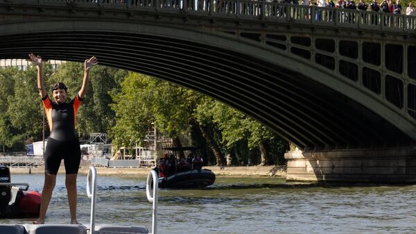 La maire de Paris Anne Hidalgo nage dans la Seine - Sputnik Afrique