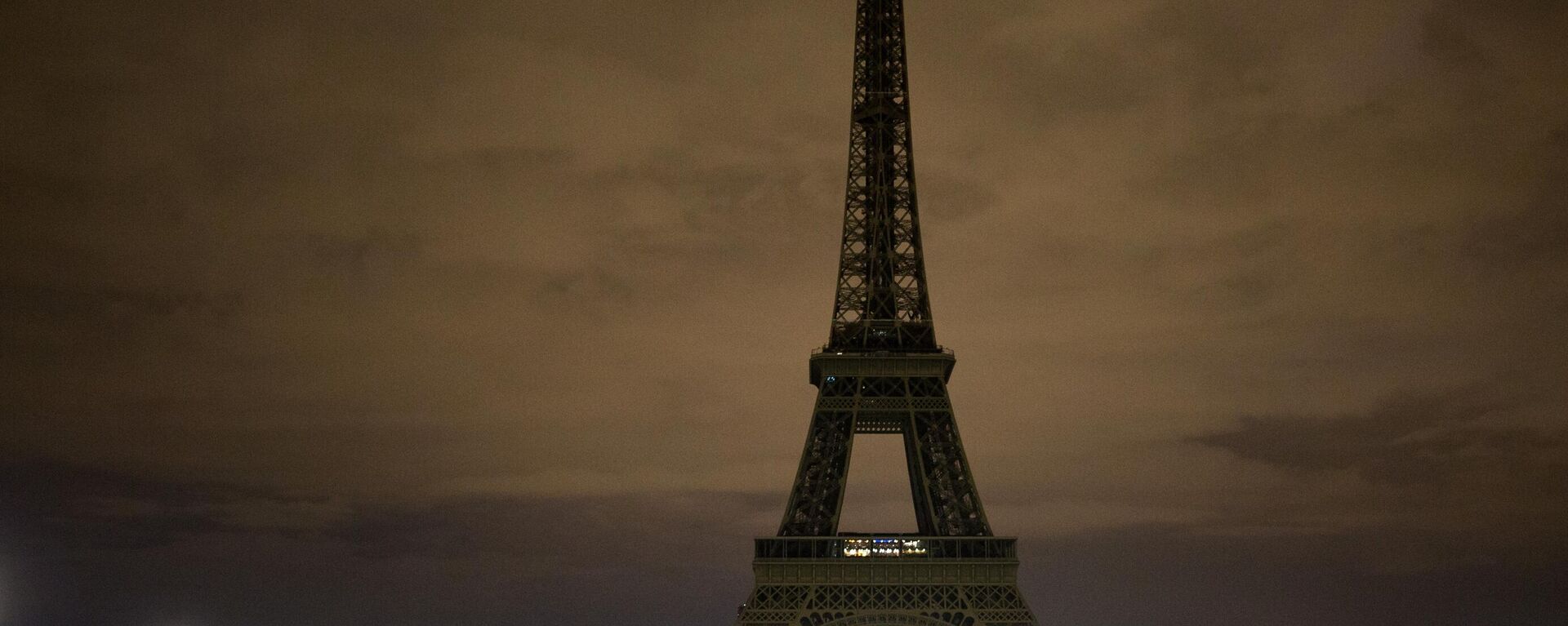 The Eiffel Tower in Paris with its lights turned off in memory of the victims of the terrorist attack in London. - Sputnik Africa, 1920, 29.07.2024