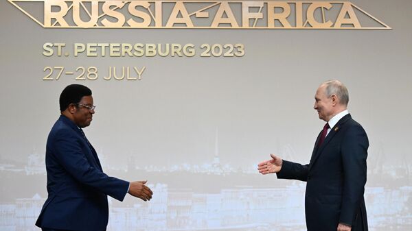 Le Président russe Vladimir Poutine et le Premier ministre tanzanien Kassim Majaliwa  - Sputnik Afrique