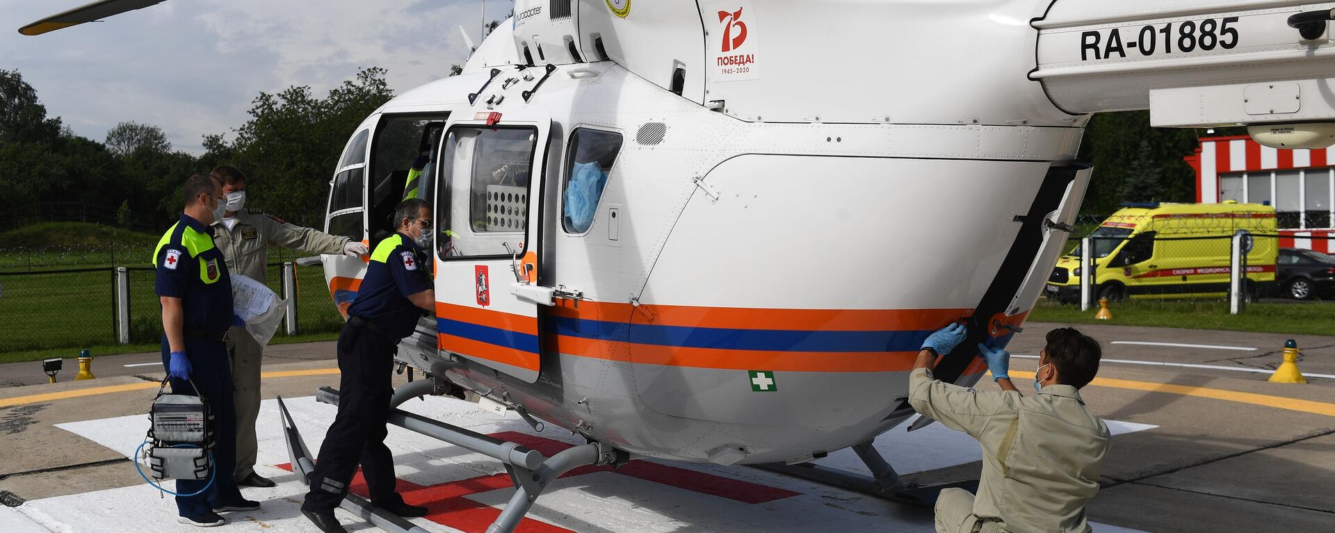 Pilots and members of aeromedical team gather near the MBB/Kawasaki BK117 C-2 ambulance helicopter of the Moscow aviation center before taking off at the Yudin clinical hospital in Moscow, Russia, on June 23, 2020. - Sputnik Africa, 1920, 02.08.2024