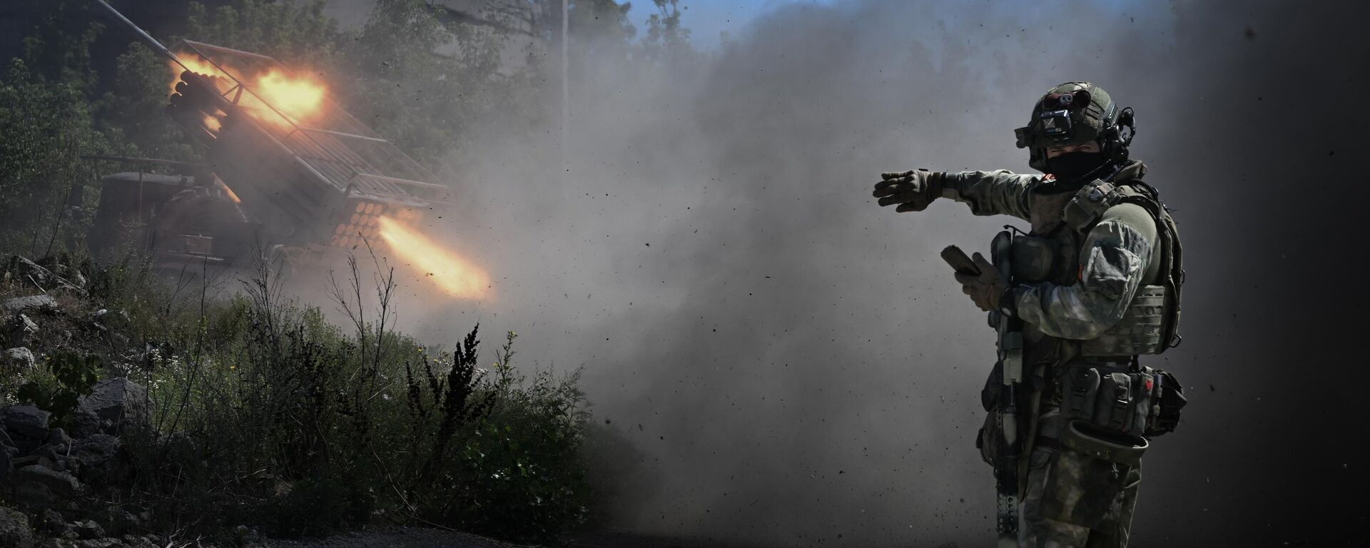 Russian servicemen of the Central Military District fire a BM-21 Grad multiple rocket launcher towards Ukrainian positions amid Russia's military operation - Sputnik Africa, 1920, 02.08.2024