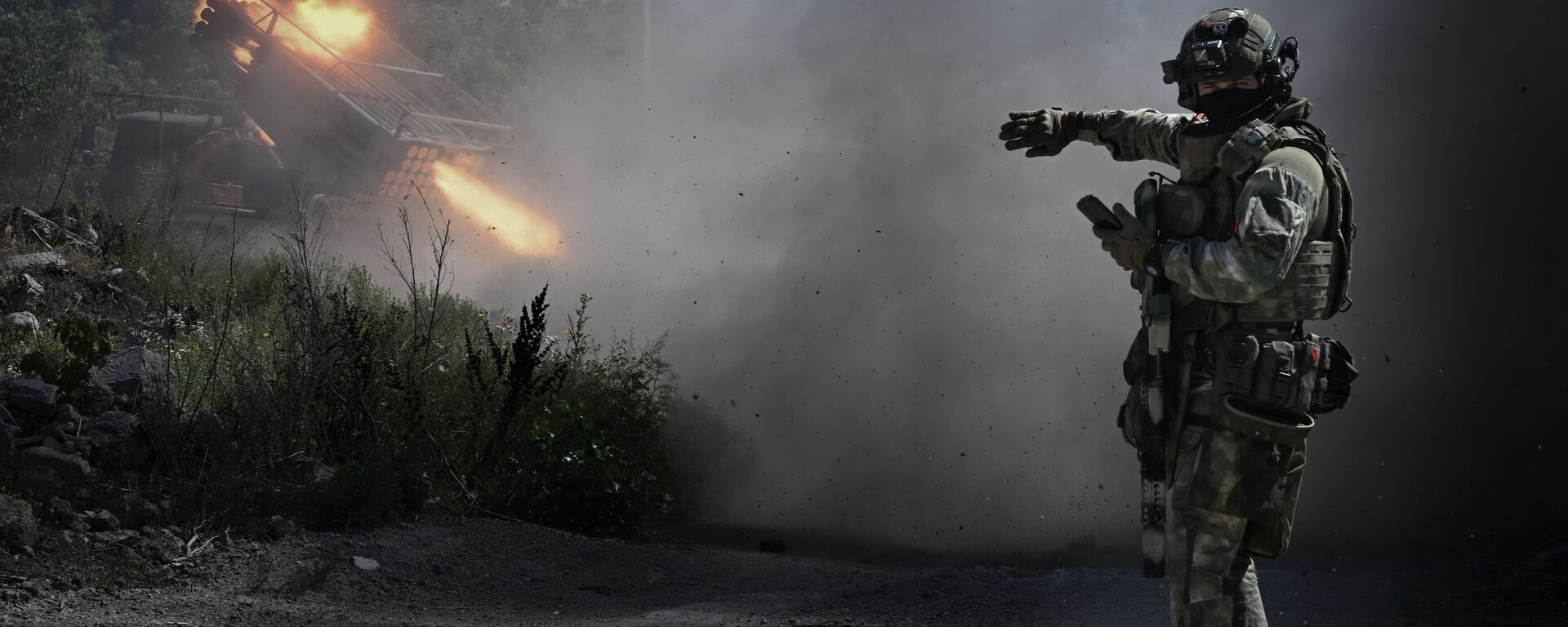 Russian servicemen of the Central Military District fire a BM-21 Grad multiple rocket launcher towards Ukrainian positions  - Sputnik Africa, 1920, 14.08.2024