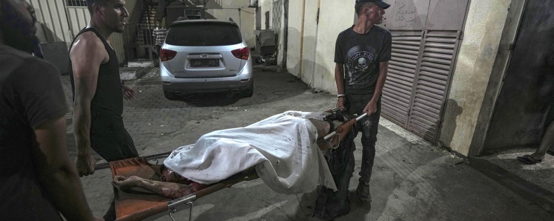 Palestinians carry the body of a victim of an Israeli strike that hit a tent area in the courtyard of Al Aqsa Martyrs hospital in Deir al Balah, Gaza Strip, Sunday, Aug. 4, 2024.  - Sputnik Africa, 1920, 09.11.2024