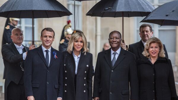 Le Président français Emmanuel Macron et son épouse accueillent le Président ivoirien Alassane Ouattara et son épouse à l'ÉLysée - Sputnik Afrique