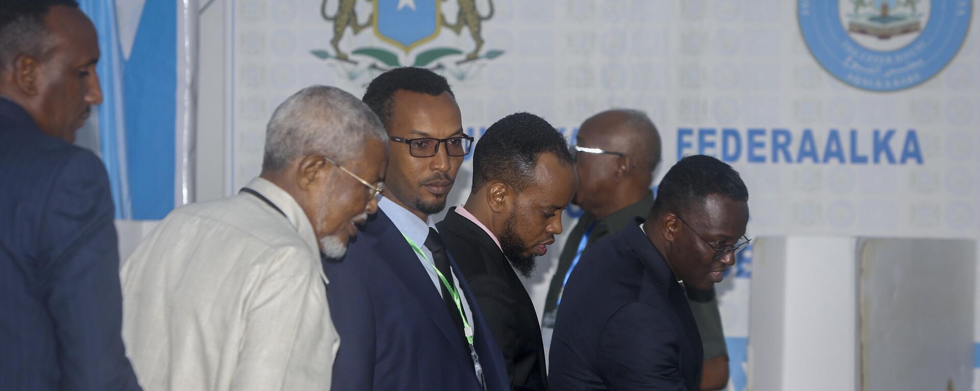 Somali lawmakers cast their votes in the presidential election, at the Halane military camp which is protected by African Union peacekeepers, in Mogadishu, Somalia Sunday, May 15, 2022. - Sputnik Africa, 1920, 09.08.2024