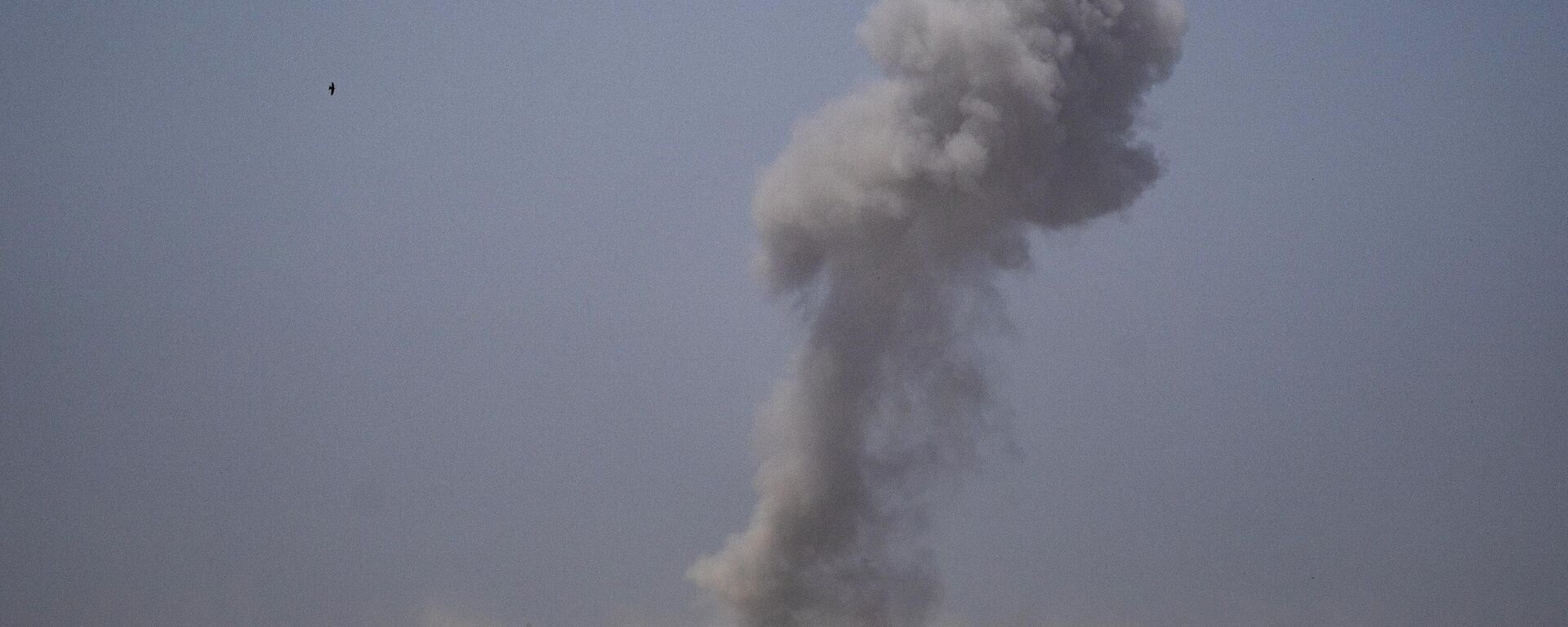 Smoke billows after an explosion in the Gaza Strip, as seen from southern Israel - Sputnik Africa, 1920, 15.10.2024