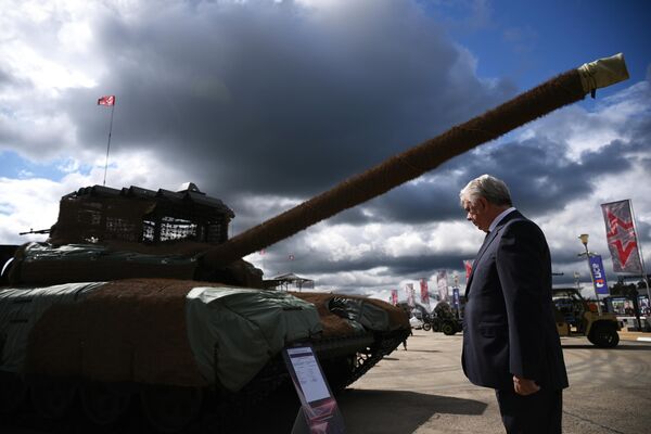 A visitor explores a T-72B3M tank during the 10th International Military-Technical Forum Army-2024 at Patriot Congress and Exhibition Centre in Moscow region, Russia. - Sputnik Africa