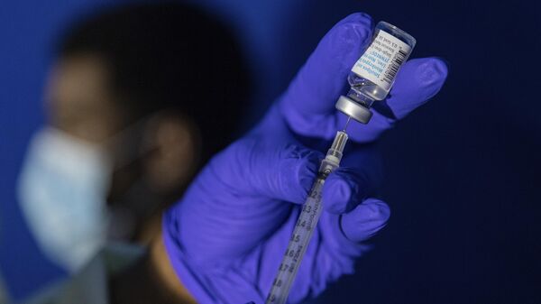 A family nurse practitioner prepares a syringe with the Mpox vaccine for inoculating a patient at a vaccination site in the Brooklyn borough of New York - Sputnik Africa