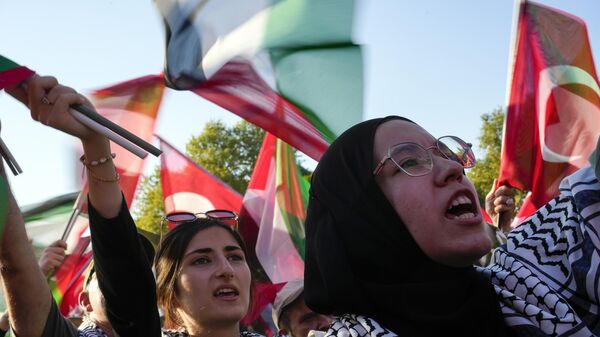 Demonstrators chant slogans while holding Palestinian and Turkish flags during a rally in support of Palestinians in Gaza, in Istanbul, Turkey - Sputnik Africa