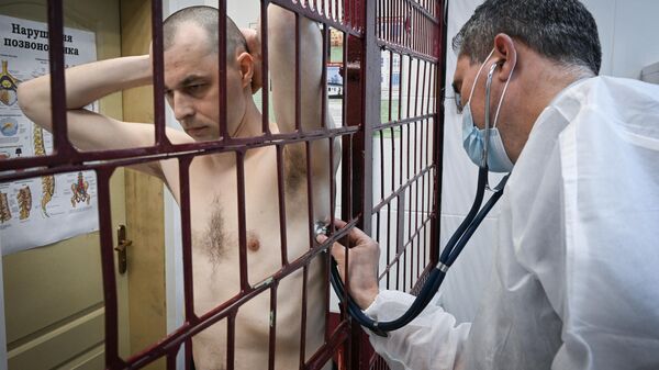 Russian doctor examines a Ukrainian prisoner in a Russian correctional facility - Sputnik Africa