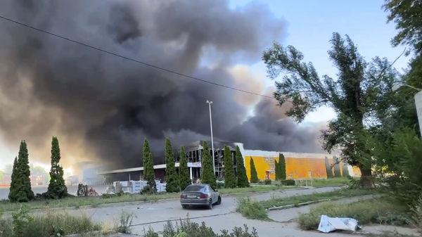 L'armée ukrainienne a frappé un centre commercial à Donetsk, plusieurs blessés - images