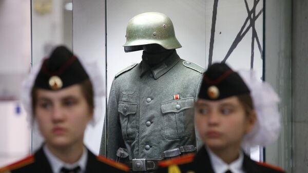 Un soldat ukrainien porte fièrement un casque nazi: Un embarras à la télé française