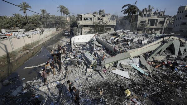 Palestinians inspect the rubble of a school destroyed in an Israeli airstrike on Deir al-Balah, central Gaza Strip, Saturday, July 27, 2024 - Sputnik Afrique