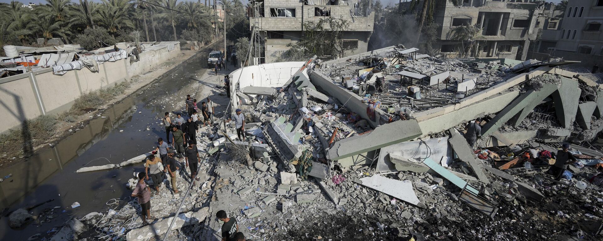 Palestinians inspect the rubble of a school destroyed in an Israeli airstrike on Deir al-Balah, central Gaza Strip, Saturday, July 27, 2024 - Sputnik Africa, 1920, 06.10.2024