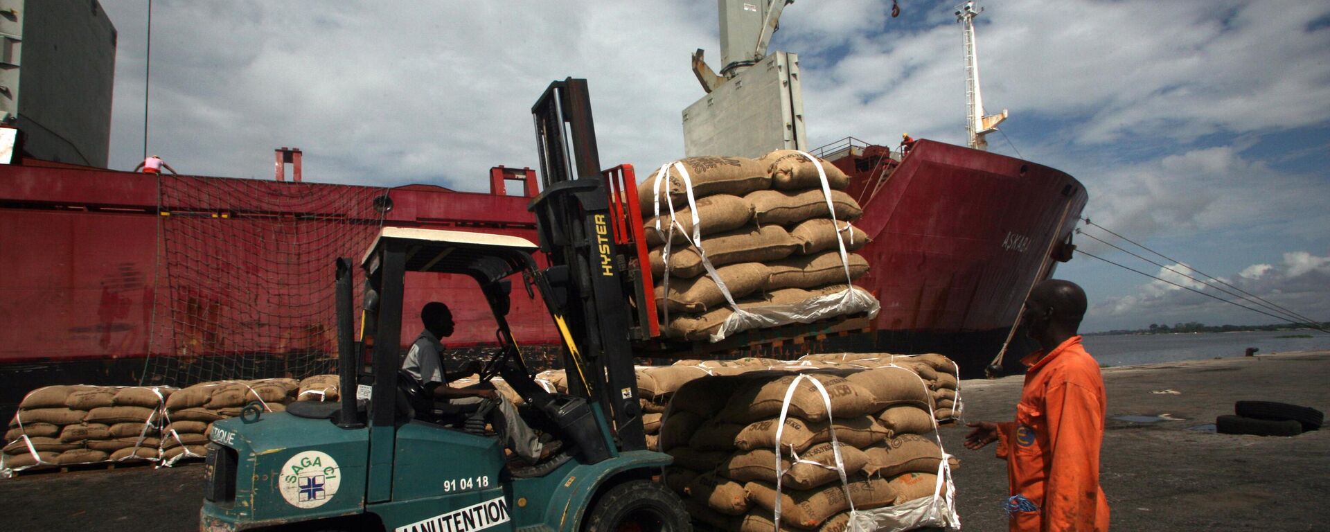 Workers load cocoa beans for shipment at the port in Abidjan, Ivory Coast, Tuesday, May 10, 2011.  - Sputnik Africa, 1920, 19.08.2024