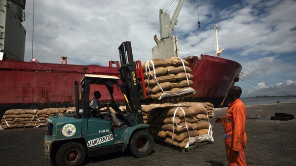 Workers load cocoa beans for shipment at the port in Abidjan, Ivory Coast, Tuesday, May 10, 2011.  - Sputnik Africa