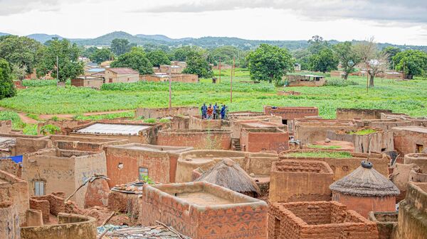 Au Burkina Faso, une délégation gouvernementale visite la Cour Royale de Tiébélé, le 17 août 2024 - Sputnik Afrique