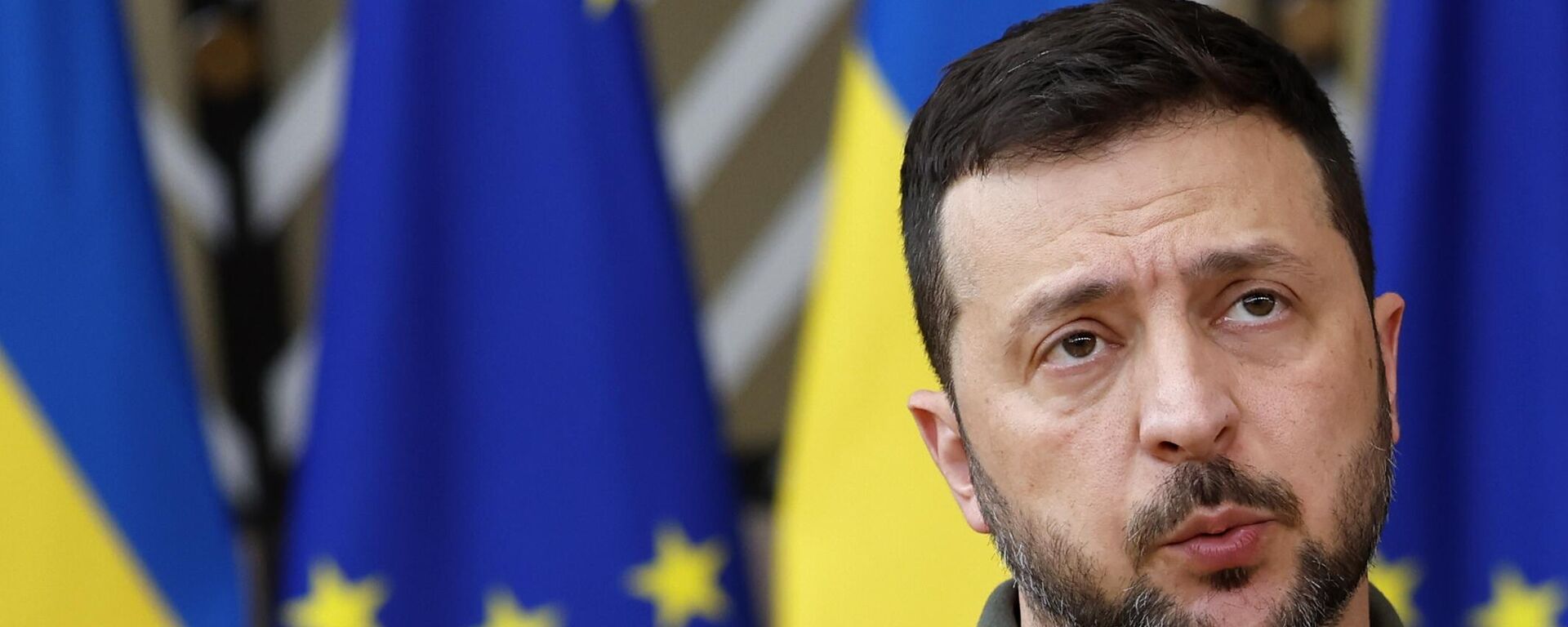 Ukraine's President Volodymyr Zelensky speaks with the media as he arrives for an EU summit in Brussels - Sputnik Africa, 1920, 06.01.2025