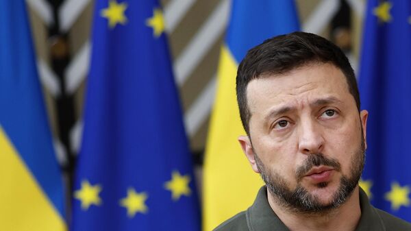 Ukraine's President Volodymyr Zelensky speaks with the media as he arrives for an EU summit in Brussels - Sputnik Africa