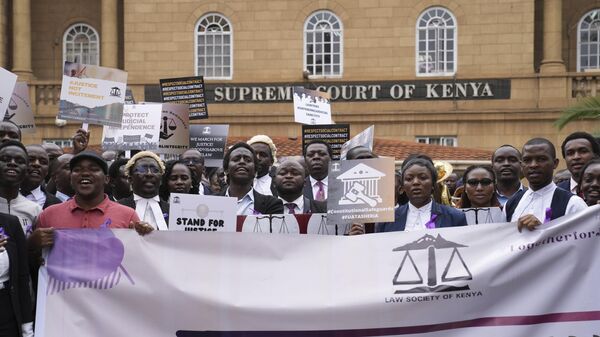 Demonstrators in front of Supreme court of Kenya - Sputnik Africa