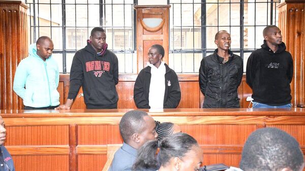 Five Kenyan police officers appeared in court, suspected of aiding Collins Jumaisi, a man accused of murdering and dismembering dozens of women, to escape from a police cell in Nairobi. - Sputnik Africa