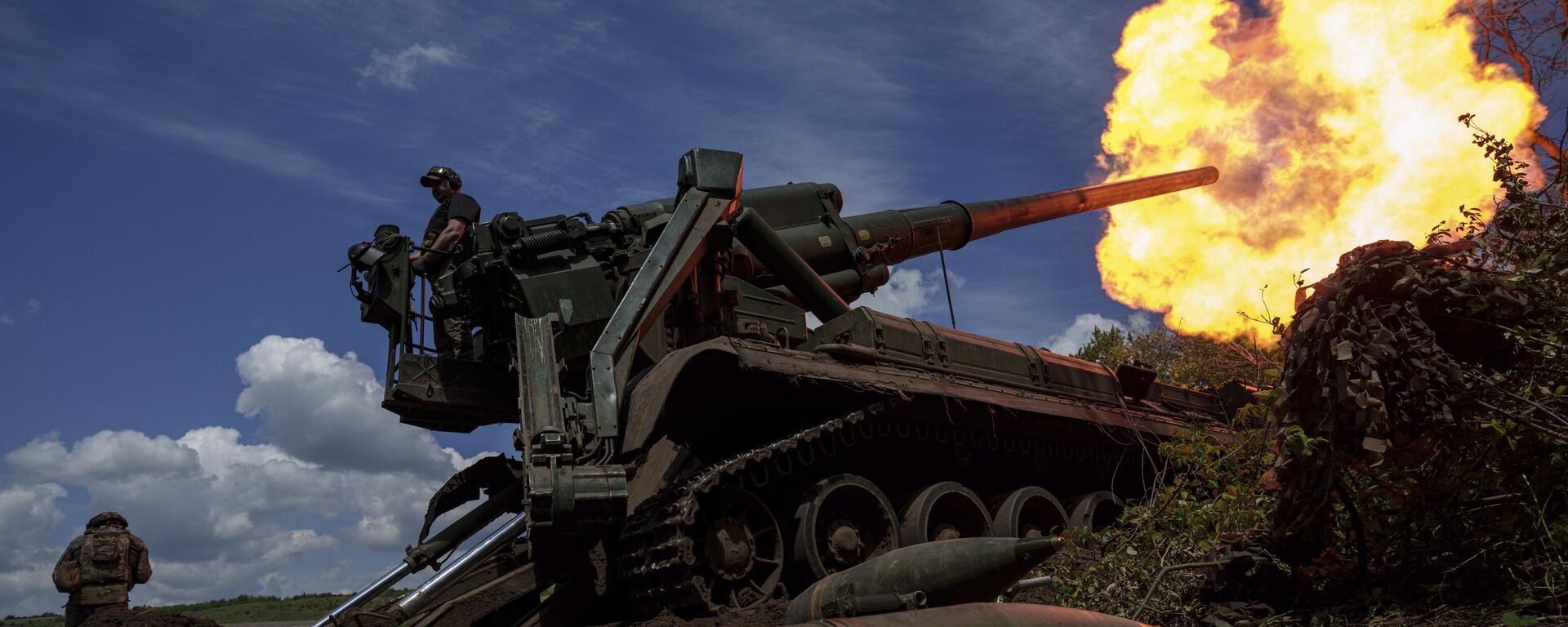 Ukrainian soldiers of 43rd artillery brigade fire by 2s7 self-propelled howitzer towards Russian positions at the frontline in Donetsk People's Republic, Monday, June 24, 2024.  - Sputnik Africa, 1920, 21.08.2024