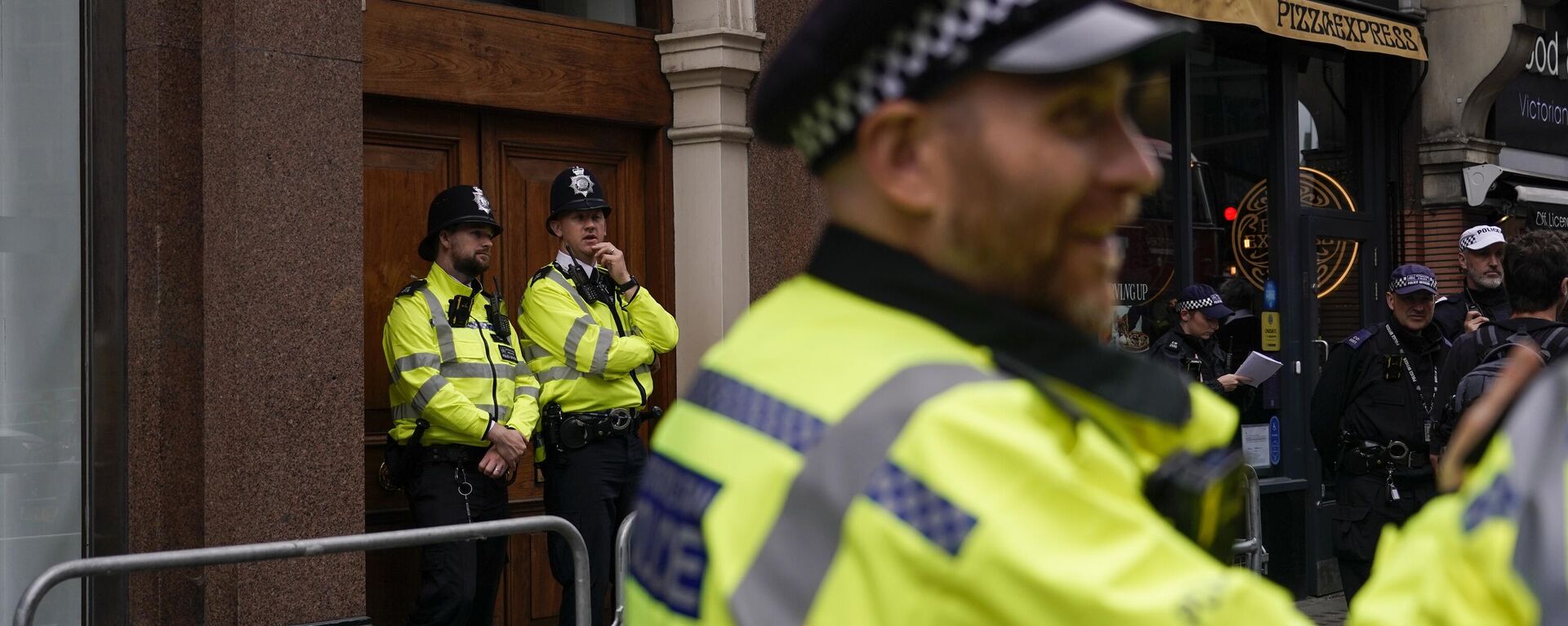 Police officers patrol outside the London offices of the political party Reform UK, ahead of an anti-far right protest - Sputnik Africa, 1920, 23.08.2024