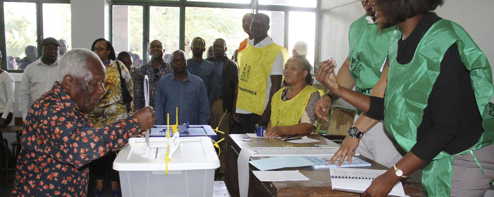 An elderly man casts his vote in Maputo, Tuesday, Oct. 15, 2019, in the country's presidential, parliamentary and provincial elections. Polling stations opened across the country with 13 million voters registered to cast ballots in elections seen as key to consolidating peace in the southern African nation.  - Sputnik Africa, 1920, 24.08.2024