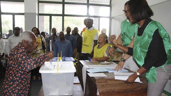 An elderly man casts his vote in Maputo, Tuesday, Oct. 15, 2019, in the country's presidential, parliamentary and provincial elections. Polling stations opened across the country with 13 million voters registered to cast ballots in elections seen as key to consolidating peace in the southern African nation.  - Sputnik Africa