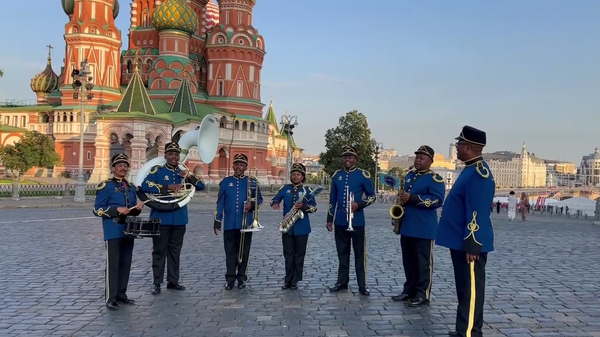 L'orchestre de l'armée de l'air sud-africaine joue sur la Place rouge, le 24 août 2024 en marge du festival international de la Tour Spasskaïa sur la musique militaire.  - Sputnik Afrique