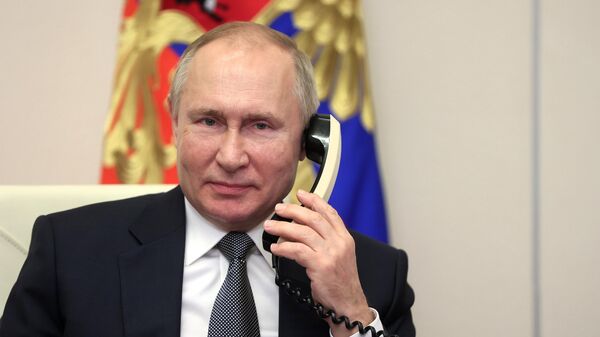 Russian President Vladimir Putin speaks on the phone  - Sputnik Africa