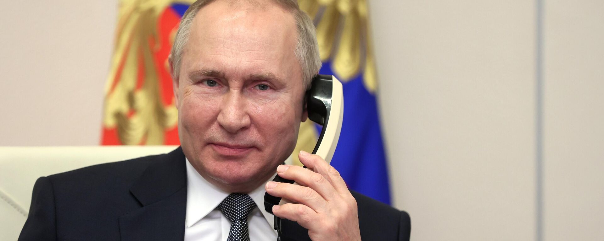 Russian President Vladimir Putin speaks on the phone  - Sputnik Africa, 1920, 27.08.2024