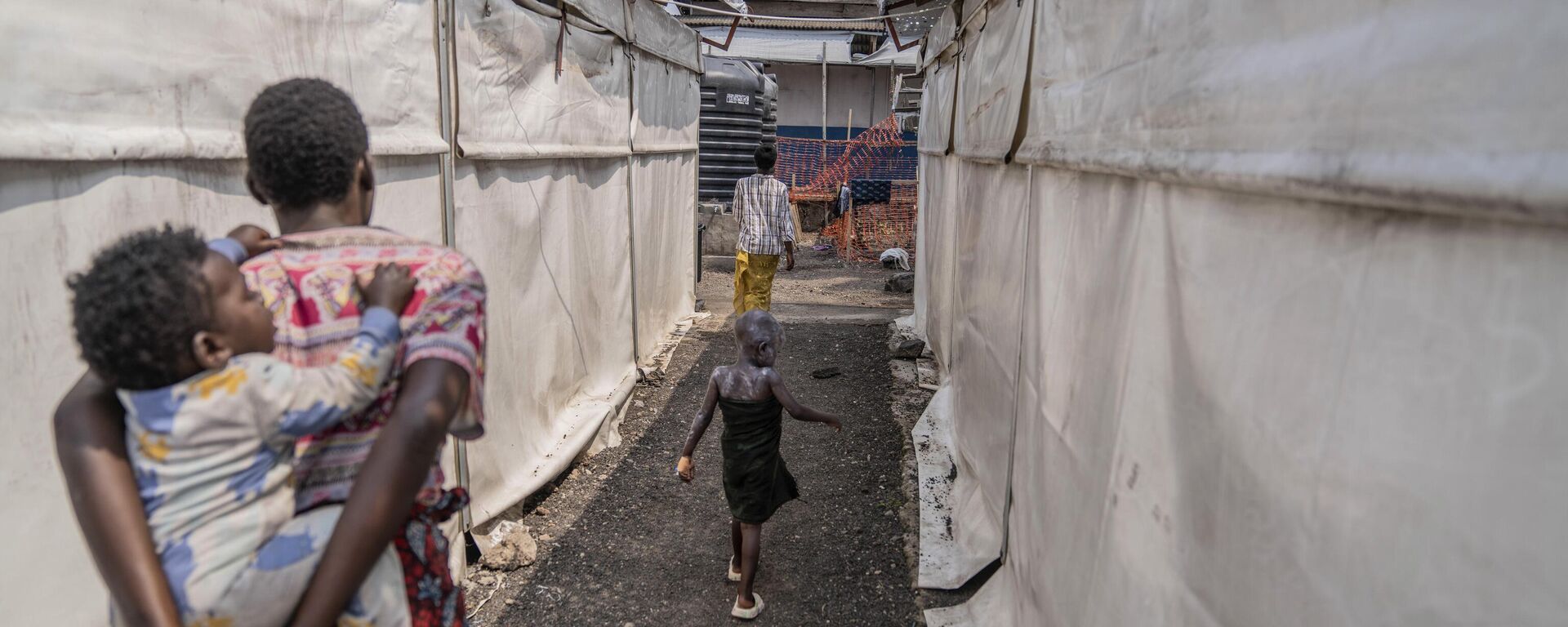 A girl suffering from mpox walks past a treatment centre in Munigi, eastern Congo, - Sputnik Africa, 1920, 28.08.2024