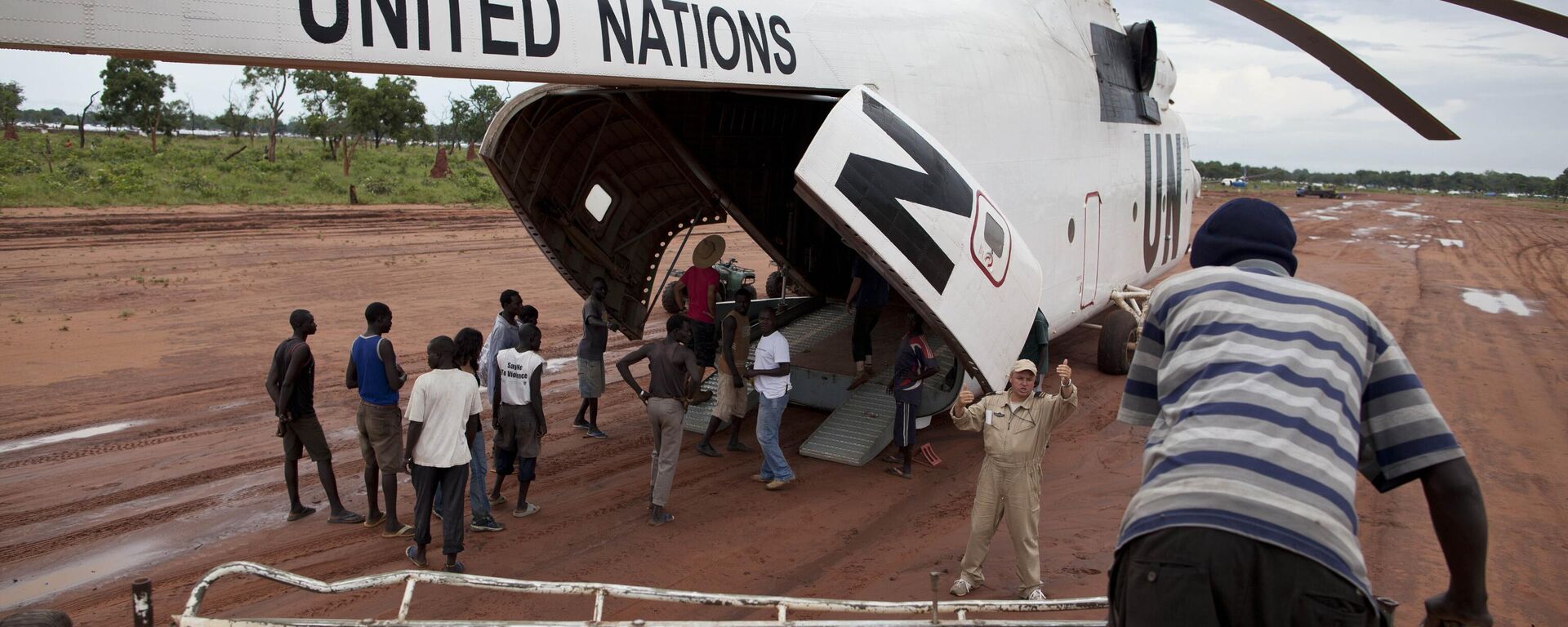 A World Food Programme (WFP) truck backs up to load food items from a recently landed UN helicopter, in Yida camp, South Sudan - Sputnik Africa, 1920, 28.08.2024