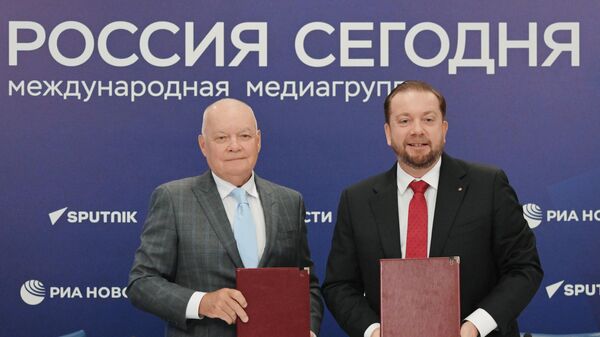 Dmitry Kiselev, CEO of the Rossiya Segodnya media group (left), and Alexander Stuglev, Chairman of the Board and Director of the Roscongress Foundation, during the signing of an agreement between MIA Rossiya Segodnya and the Roscongress Foundation at the Rossiya Segodnya International Multimedia Press Center. - Sputnik Africa