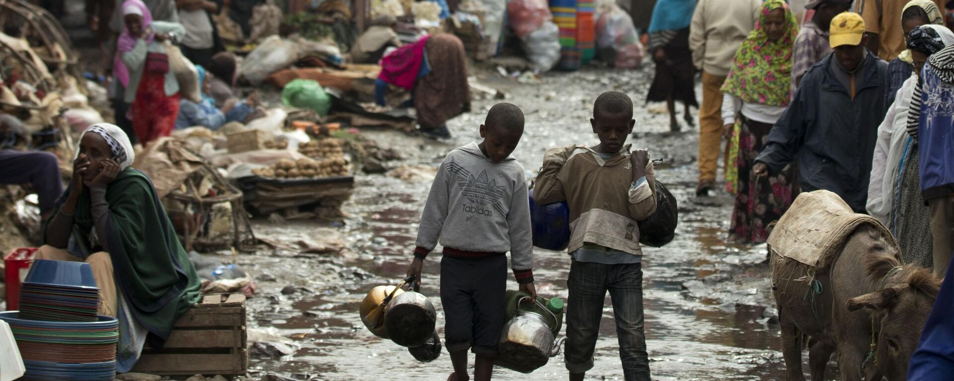 Shoppers and vendors make their way down a flooded street in Merkato, one of Africa's largest market areas, in Addis Ababa, Ethiopia  - Sputnik Africa, 1920, 29.08.2024