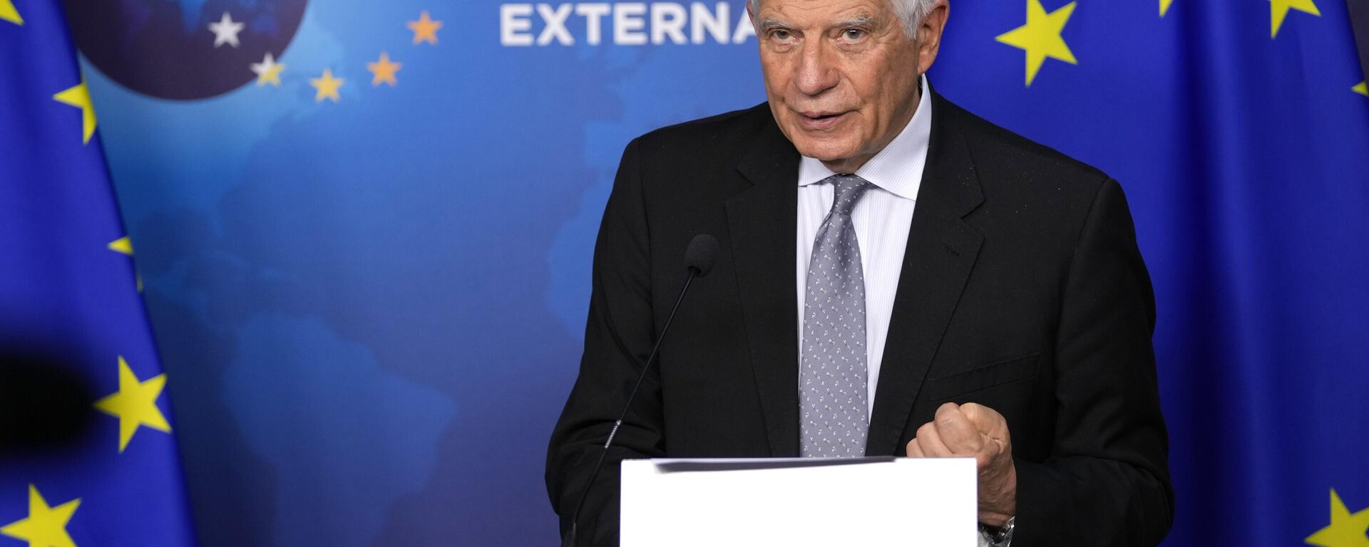 European Union foreign policy chief Josep Borrell reads a statement during a media conference prior to talks on Serbia-Kosovo in Brussels - Sputnik Africa, 1920, 30.08.2024