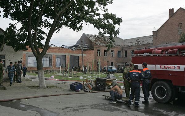 Soldiers, rescuers and police seen at the school building seized by militants in Beslan, North Ossetia, Friday, Sept. 3, 2004. Commandos stormed a school Friday in southern Russia where hundreds of hostages had been held for three days, sending hostage-takers and their captives fleeing in a scene of chaos amid explosions and gunfire. - Sputnik Africa